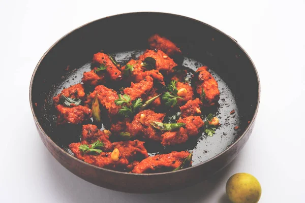 Pollo 65 - aperitivo picante de barra frita o aperitivo rápido de la India en una sartén sobre fondo blanco, enfoque selectivo —  Fotos de Stock