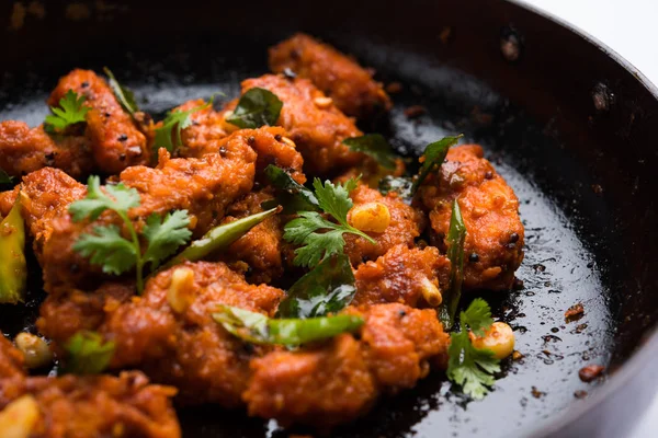 Derin meze veya Hindistan'dan bir tavada hızlı snack Bar beyaz arka plan üzerinde seçici odak kızarmış tavuk 65 - baharatlı