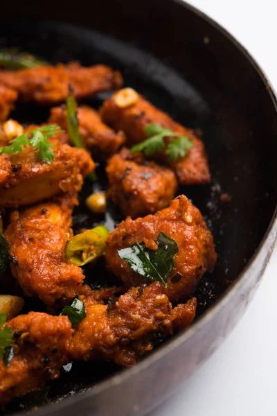 Derin meze veya Hindistan'dan bir tavada hızlı snack Bar beyaz arka plan üzerinde seçici odak kızarmış tavuk 65 - baharatlı