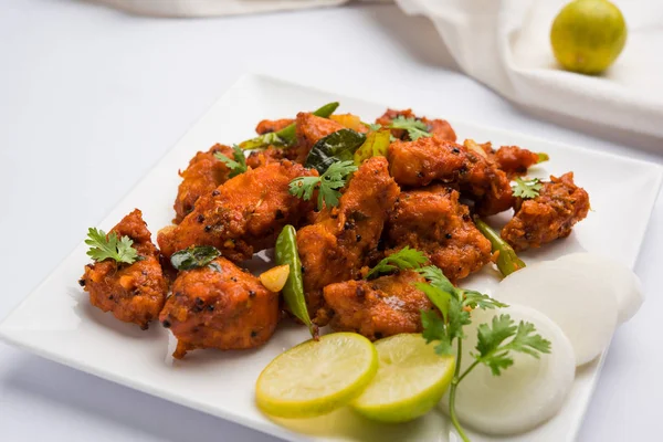Derin meze veya Hindistan'dan bir tavada hızlı snack Bar beyaz arka plan üzerinde seçici odak kızarmış tavuk 65 - baharatlı