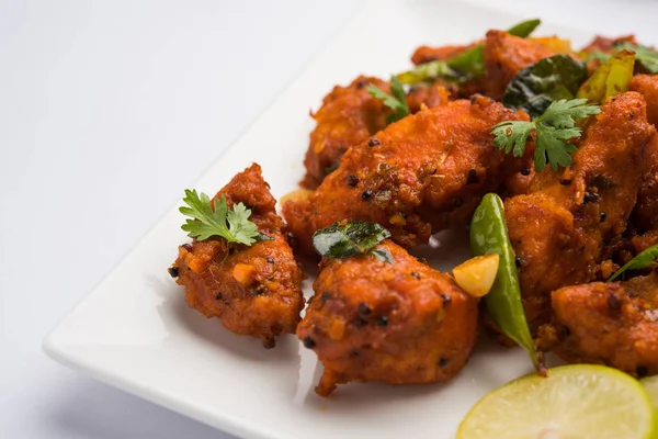 Derin meze veya Hindistan'dan bir tavada hızlı snack Bar beyaz arka plan üzerinde seçici odak kızarmış tavuk 65 - baharatlı
