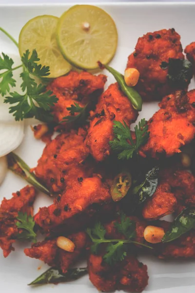 Derin meze veya Hindistan'dan bir tavada hızlı snack Bar beyaz arka plan üzerinde seçici odak kızarmış tavuk 65 - baharatlı