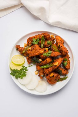 Derin meze veya Hindistan'dan bir tavada hızlı snack Bar beyaz arka plan üzerinde seçici odak kızarmış tavuk 65 - baharatlı