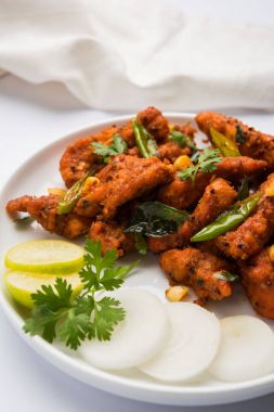 Derin meze veya Hindistan'dan bir tavada hızlı snack Bar beyaz arka plan üzerinde seçici odak kızarmış tavuk 65 - baharatlı