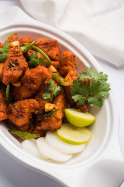 Derin meze veya Hindistan'dan bir tavada hızlı snack Bar beyaz arka plan üzerinde seçici odak kızarmış tavuk 65 - baharatlı