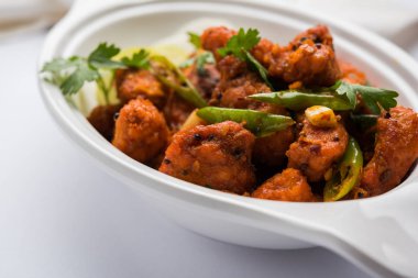 Derin meze veya Hindistan'dan bir tavada hızlı snack Bar beyaz arka plan üzerinde seçici odak kızarmış tavuk 65 - baharatlı