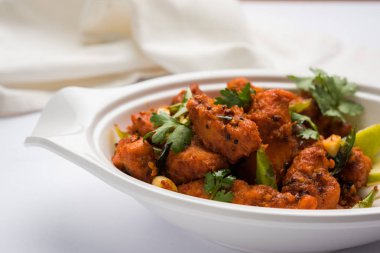 Derin meze veya Hindistan'dan bir tavada hızlı snack Bar beyaz arka plan üzerinde seçici odak kızarmış tavuk 65 - baharatlı