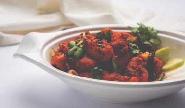 Derin meze veya Hindistan'dan bir tavada hızlı snack Bar beyaz arka plan üzerinde seçici odak kızarmış tavuk 65 - baharatlı