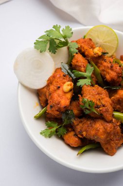 Derin meze veya Hindistan'dan bir tavada hızlı snack Bar beyaz arka plan üzerinde seçici odak kızarmış tavuk 65 - baharatlı