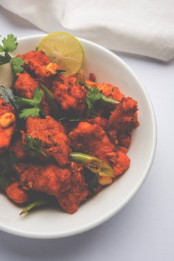 Derin meze veya Hindistan'dan bir tavada hızlı snack Bar beyaz arka plan üzerinde seçici odak kızarmış tavuk 65 - baharatlı