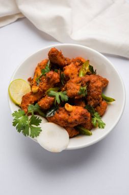 Derin meze veya Hindistan'dan bir tavada hızlı snack Bar beyaz arka plan üzerinde seçici odak kızarmış tavuk 65 - baharatlı