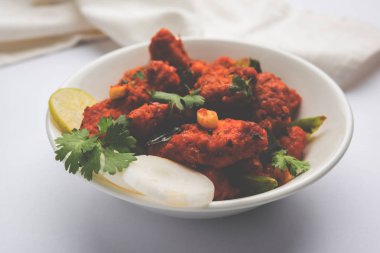 Derin meze veya Hindistan'dan bir tavada hızlı snack Bar beyaz arka plan üzerinde seçici odak kızarmış tavuk 65 - baharatlı