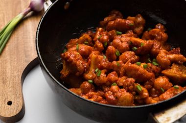 Derin meze veya Hindistan'dan bir tavada hızlı snack Bar beyaz arka plan üzerinde seçici odak kızarmış tavuk 65 - baharatlı