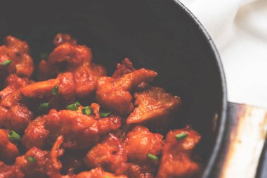 Gobi Mançurya kuru - Hindistan popüler sokak gıda karnabahar çiçeği, seçici odak yaptı