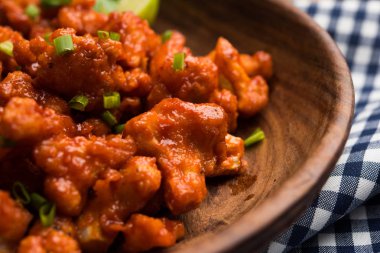 Gobi Mançurya kuru - Hindistan popüler sokak gıda karnabahar çiçeği, seçici odak yaptı