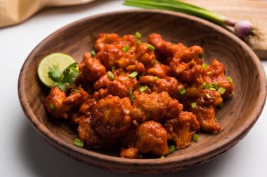 Gobi Mançurya kuru - Hindistan popüler sokak gıda karnabahar çiçeği, seçici odak yaptı