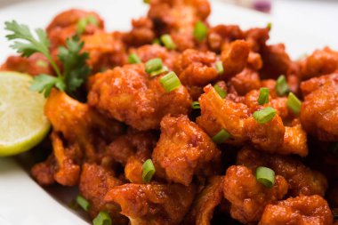 Gobi Mançurya kuru - Hindistan popüler sokak gıda karnabahar çiçeği, seçici odak yaptı