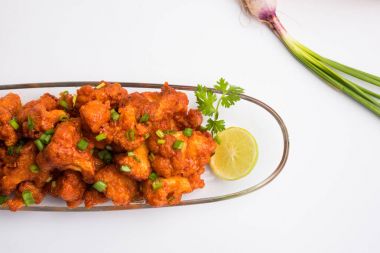 Gobi Mançurya kuru - Hindistan popüler sokak gıda karnabahar çiçeği, seçici odak yaptı