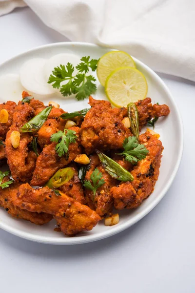 Derin meze veya Hindistan'dan bir tavada hızlı snack Bar beyaz arka plan üzerinde seçici odak kızarmış tavuk 65 - baharatlı