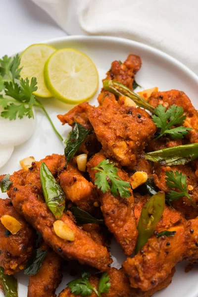 Derin meze veya Hindistan'dan bir tavada hızlı snack Bar beyaz arka plan üzerinde seçici odak kızarmış tavuk 65 - baharatlı