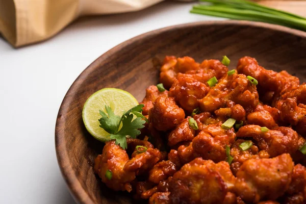 Gobi Mançurya kuru - Hindistan popüler sokak gıda karnabahar çiçeği, seçici odak yaptı