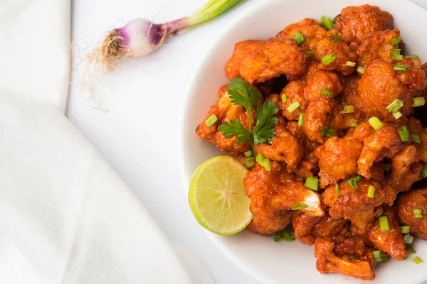 Gobi Mançurya kuru - Hindistan popüler sokak gıda karnabahar çiçeği, seçici odak yaptı