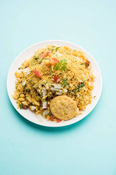 Bhel Puri - Popular Mumbai comida de rua servida com coentro e tamarindo chutney em fundo branco, foco seletivo — Fotografia de Stock
