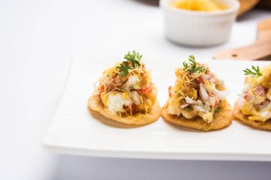 Sev Btata Puri / sev puri / papdi sohbet - popüler Hint aperatifler madde – Hint sokak gıda, seçici odak
