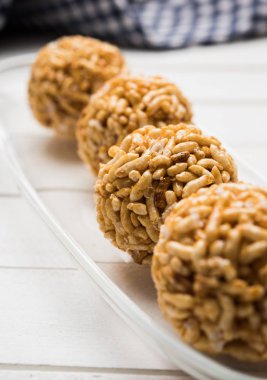 Karamel kahvaltılık pirinç topları veya murmura laddu veya gidecektir, sağlıklı Hint diyet kapatın. seçici odak