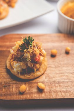 Sev Btata Puri / sev puri / papdi sohbet - popüler Hint aperatifler madde – Hint sokak gıda, seçici odak