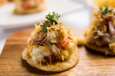 Sev Btata Puri / sev puri / papdi sohbet - popüler Hint aperatifler madde – Hint sokak gıda, seçici odak
