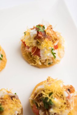 Sev Btata Puri / sev puri / papdi sohbet - popüler Hint aperatifler madde – Hint sokak gıda, seçici odak