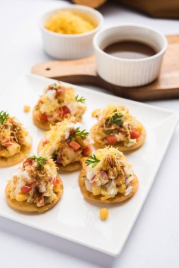 Sev Btata Puri / sev puri / papdi sohbet - popüler Hint aperatifler madde – Hint sokak gıda, seçici odak