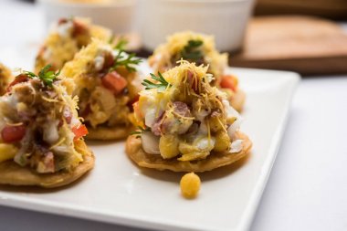 Sev Btata Puri / sev puri / papdi sohbet - popüler Hint aperatifler madde – Hint sokak gıda, seçici odak
