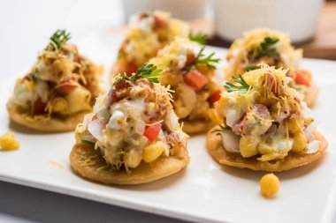 Sev Btata Puri / sev puri / papdi sohbet - popüler Hint aperatifler madde – Hint sokak gıda, seçici odak