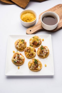 Sev Btata Puri / sev puri / papdi sohbet - popüler Hint aperatifler madde – Hint sokak gıda, seçici odak
