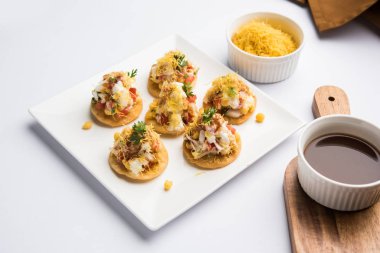 Sev Btata Puri / sev puri / papdi sohbet - popüler Hint aperatifler madde – Hint sokak gıda, seçici odak