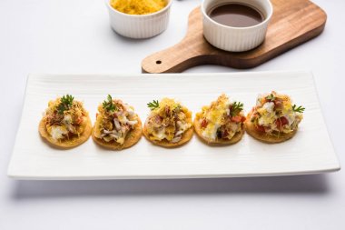 Sev Btata Puri / sev puri / papdi sohbet - popüler Hint aperatifler madde – Hint sokak gıda, seçici odak