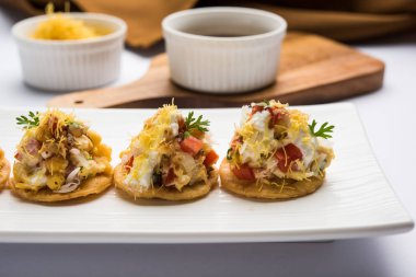 Sev Btata Puri / sev puri / papdi sohbet - popüler Hint aperatifler madde – Hint sokak gıda, seçici odak