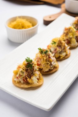 Sev Btata Puri / sev puri / papdi sohbet - popüler Hint aperatifler madde – Hint sokak gıda, seçici odak