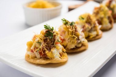 Sev Btata Puri / sev puri / papdi sohbet - popüler Hint aperatifler madde – Hint sokak gıda, seçici odak