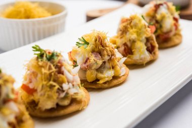 Sev Btata Puri / sev puri / papdi sohbet - popüler Hint aperatifler madde – Hint sokak gıda, seçici odak