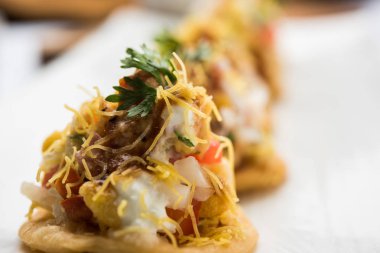 Sev Btata Puri / sev puri / papdi sohbet - popüler Hint aperatifler madde – Hint sokak gıda, seçici odak