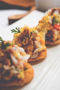 Sev Btata Puri / sev puri / papdi sohbet - popüler Hint aperatifler madde – Hint sokak gıda, seçici odak