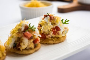 Sev Btata Puri / sev puri / papdi sohbet - popüler Hint aperatifler madde – Hint sokak gıda, seçici odak