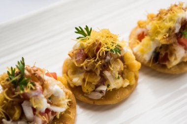Sev Btata Puri / sev puri / papdi sohbet - popüler Hint aperatifler madde – Hint sokak gıda, seçici odak