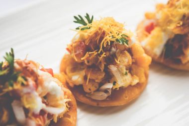 Sev Btata Puri / sev puri / papdi sohbet - popüler Hint aperatifler madde – Hint sokak gıda, seçici odak