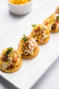 Sev Btata Puri / sev puri / papdi sohbet - popüler Hint aperatifler madde – Hint sokak gıda, seçici odak