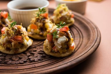Sev Btata Puri / sev puri / papdi sohbet - popüler Hint aperatifler madde – Hint sokak gıda, seçici odak