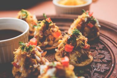 Sev Btata Puri / sev puri / papdi sohbet - popüler Hint aperatifler madde – Hint sokak gıda, seçici odak